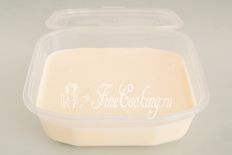 Ёмкость с крышкой, наполненная заготовкой для мороженого перед заморозкой.