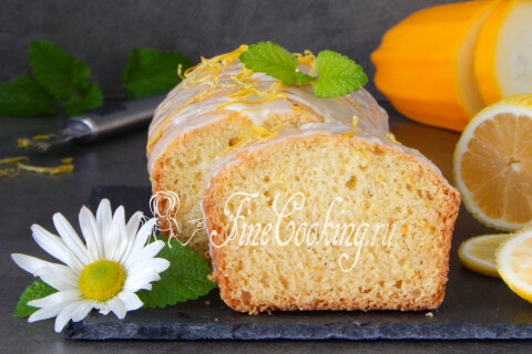 Лимонный кекс с кабачком, нарезанный кусочками для подачи