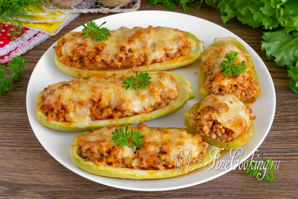 Лодочки из кабачков с фаршем и сыром в духовке — готовое блюдо