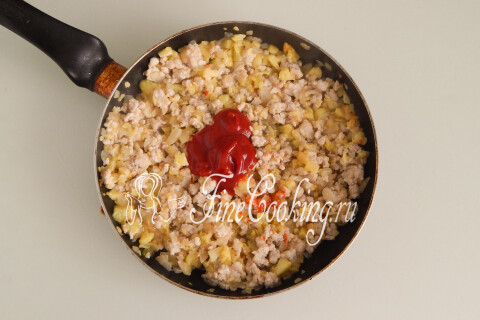 Начинка с мясным фаршем и томатным соусом в сковороде.