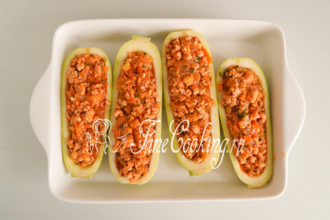 Кабачковые лодочки в форме для запекания, наполненные мясной начинкой.