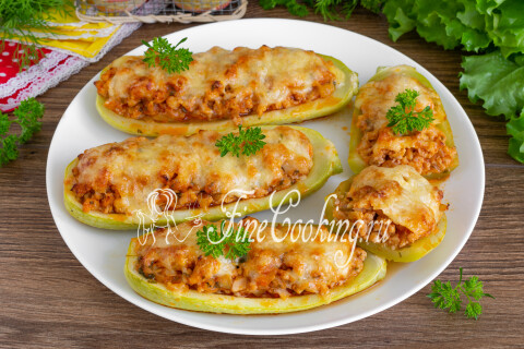 Лодочки из кабачков с фаршем и румяной сырной корочкой на столе.