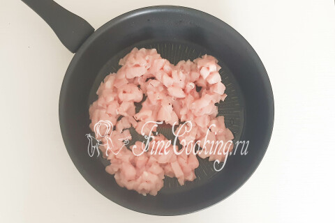 Кусочки курицы, обжариваемые в сковороде на растительном масле