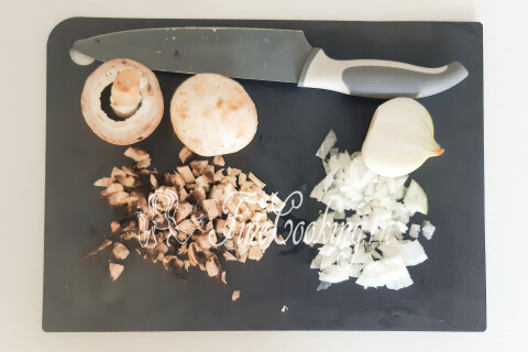 Шампиньоны и репчатый лук, нарезанные мелким кубиком