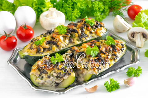 Готовые лодочки из кабачков с курицей, грибами и сыром на тарелке