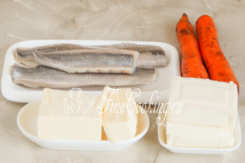 Продукты для ложной икры: солёная сельдь, масло, плавленый сыр и морковь