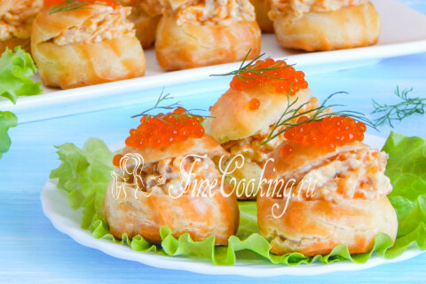 Порция ложной икры из сельди и моркови на кусочке хлеба