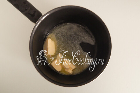 Сливочное масло, растапливающееся в кастрюле на среднем огне.