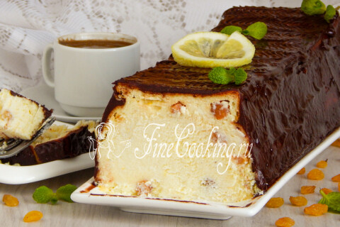 Львовский сырник в разрезе с изюмом и шоколадной глазурью.