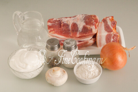 Продукты для мачанки: свиная и копчёная грудинка, шампиньоны, лук, сметана и мука.