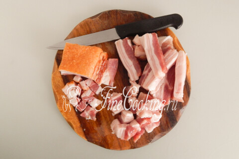 Свежая и копчёная свиная грудинка, нарезанная небольшими кусочками.