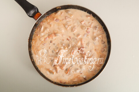 Готовый густой соус мачанка с мясом и грибами в сковороде.