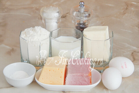 Продукты для маффинов с ветчиной и сыром: ветчина, сыр, яйца, сливочное масло, мука, разрыхлитель и специи.