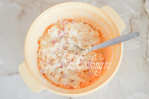 Плотное тесто для маффинов с кусочками ветчины и сыра.
