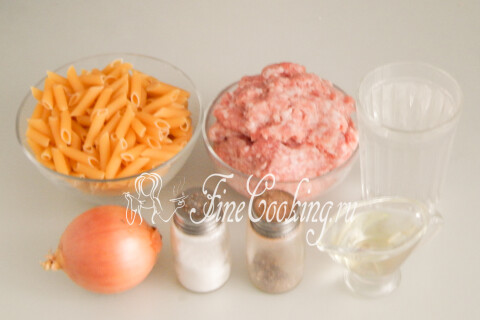 Продукты для макаронов по-флотски: макароны, мясной фарш, лук, растительное масло, соль и перец