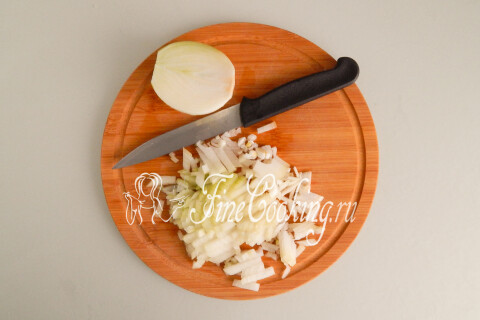 Крупная луковица, очищенная и нарезанная мелким кубиком