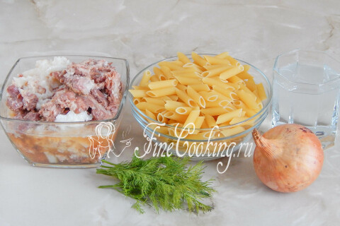 Продукты для макарон по-флотски: макароны, тушёнка, репчатый лук и укроп.