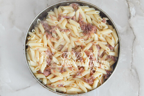 Готовые макароны по-флотски с тушёнкой прогреваются на сковороде.
