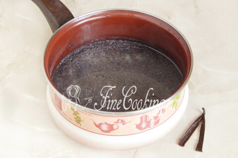 Закипающий мак в кастрюле с добавленными семенами стручка ванили