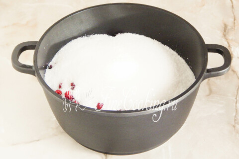Кастрюля с малиной, засыпанной сахарным песком