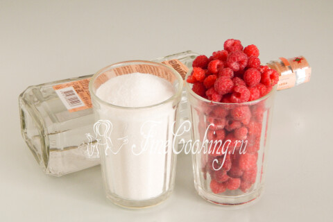 Продукты для малинового ликёра: свежая малина, водка и сахарный песок