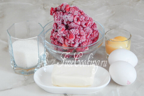 Продукты для малинового курда: малина, сахар, куриные яйца, желтки и сливочное масло.