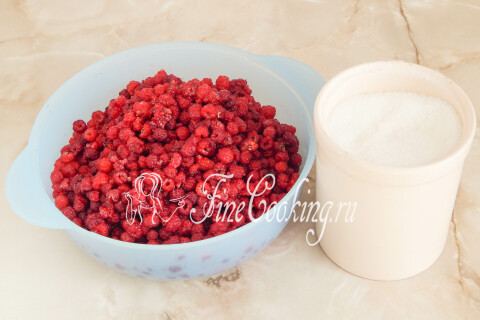 Свежая малина и сахарный песок — продукты для малинового сиропа