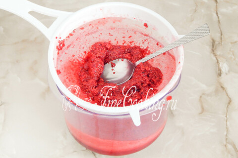 Малина протирается через сито столовой ложкой в миску