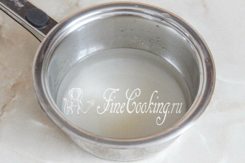 Сахарный сироп из воды и сахара, закипающий в кастрюле