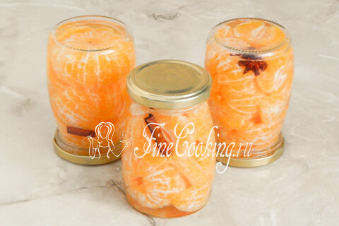 Закатанные банки, перевёрнутые донышком вверх и укутанные полотенцем.