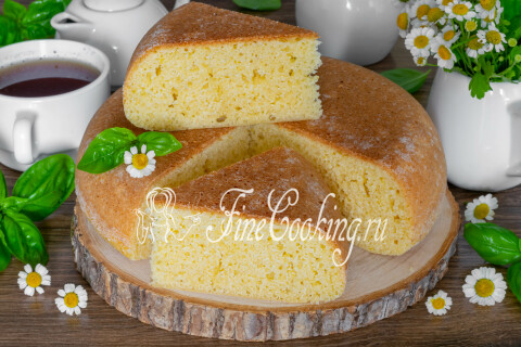 Манник на кефире, нарезанный порционными кусочками на тарелке.