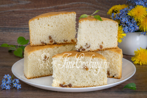 Манник на сыворотке с изюмом, нарезанный кусочками на тарелке