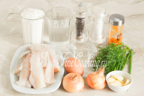 Мука, филе минтая, лук, яйцо, сливочное масло, укроп и куркума на столе.
