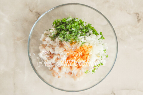 Рыбная начинка с луком, зеленью и куркумой в миске.