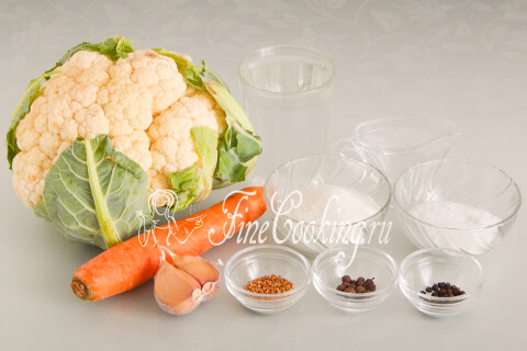 Продукты для маринованной цветной капусты: капуста, морковь, чеснок, уксус и специи