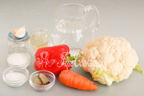Продукты для маринованной цветной капусты: капуста, перец, морковь и чеснок