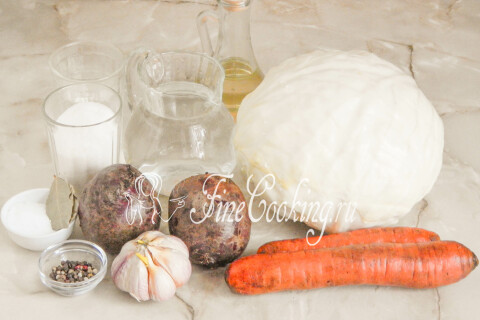 Продукты для маринованной капусты: белокочанная капуста, свёкла, морковь, чеснок, уксус, сахар и специи