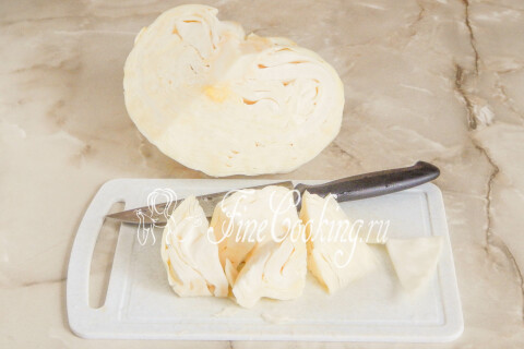 Кочан белокочанной капусты, нарезанный крупными кусками без кочерыжки