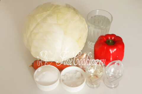 Продукты для маринованной капусты: капуста, сладкий перец, морковь, чеснок, вода, масло, уксус, сахар и соль