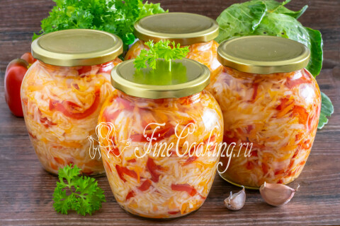 Маринованная хрустящая капуста с перцем и морковью в банке