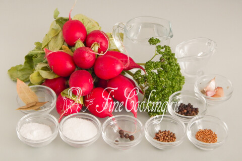 Продукты для маринованной редиски: редис, вода, соль, сахар, уксус, чеснок и специи
