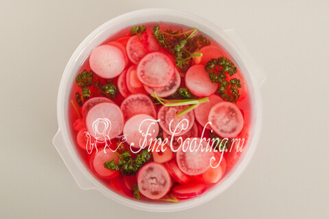 Маринованный редис розового цвета в банке с рассолом