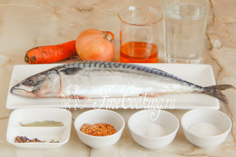 Продукты для маринованной скумбрии: рыба, винный уксус, лук, морковь, горчица и специи.
