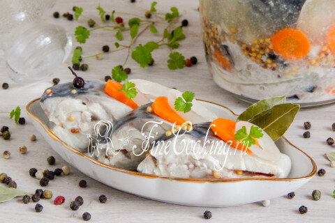 Маринованная скумбрия с луком и морковью в стеклянной банке