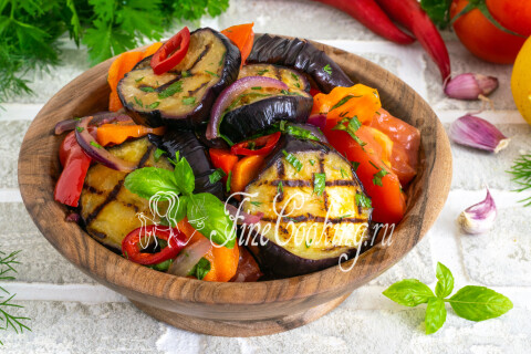 Маринованные баклажаны с овощами, готовые к подаче на тарелке
