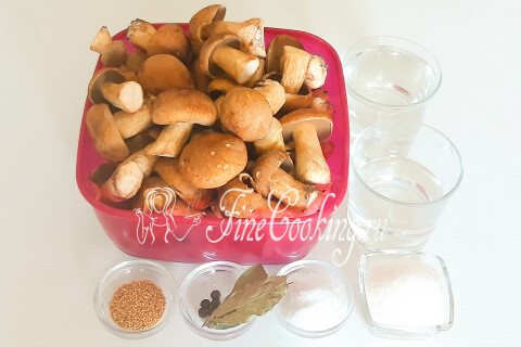 Продукты для маринованных моховиков: грибы, вода, уксус, сахар, соль и специи.