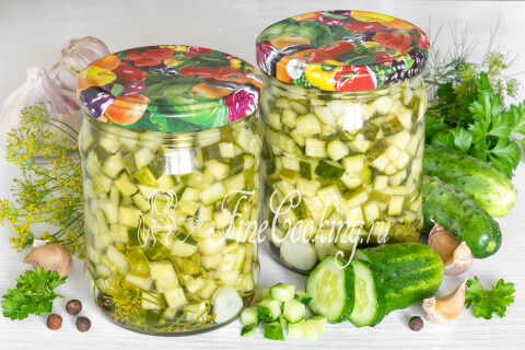 Баночки маринованных огурцов кубиками, приготовленных для салатов.