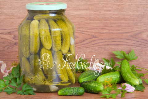 Баночка маринованных огурцов на кухонном столе