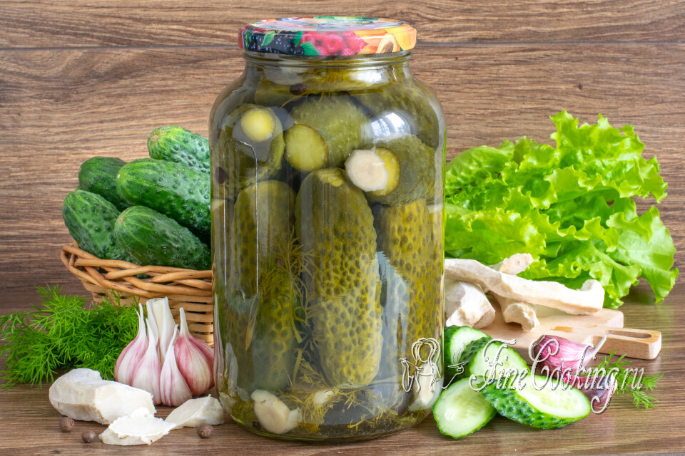 Маринованные огурцы с укропом, чесноком и хреном на зиму — готовое блюдо
