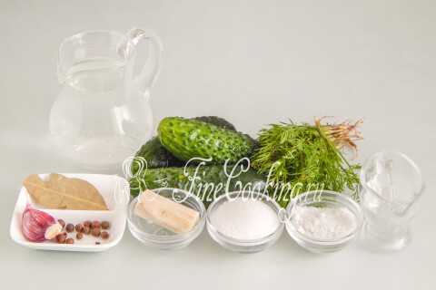 Продукты для маринованных огурцов: огурцы, вода, укроп, чеснок, корень хрена, специи и уксус.